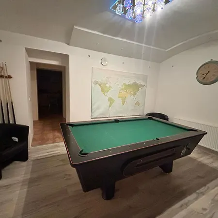 3 Bed Flat - Sleeps 20 - Smoking - Wifi *