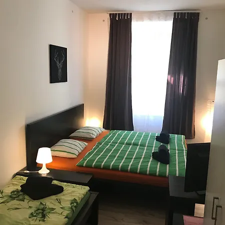 Apartment 3 Bed Flat - Sleeps 20 - Smoking - Wifi Prague