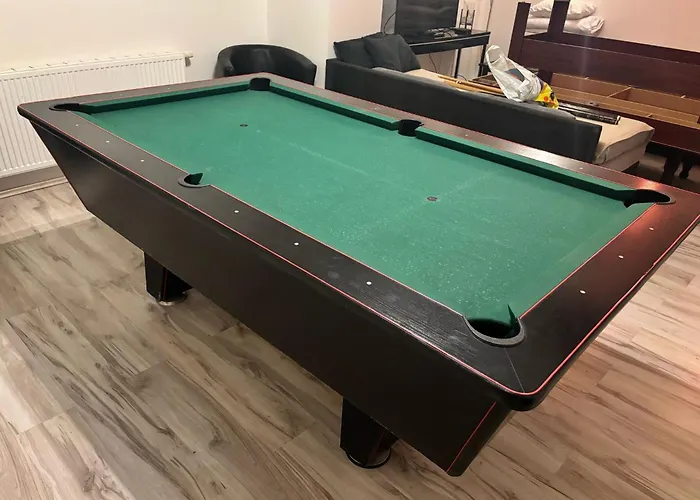 3 Bed Flat - Sleeps 20 - Smoking - Wifi