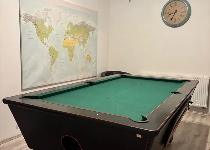 3 Bed Flat - Sleeps 20 - Smoking - Wifi *