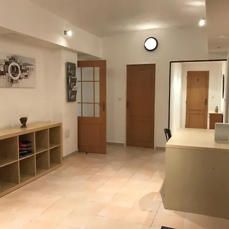 3 Bed Flat - Sleeps 20 - Smoking - Wifi شقة براغ