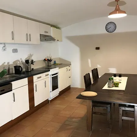 3 Bed Flat - Sleeps 20 - Smoking - Wifi براغ
