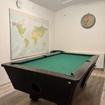 3 Bed Flat - Sleeps 20 - Smoking - Wifi *
