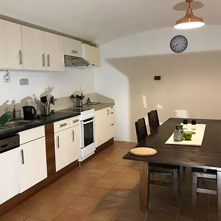 Appartement 3 Bed Flat - Sleeps 20 - Smoking - Wifi Praag