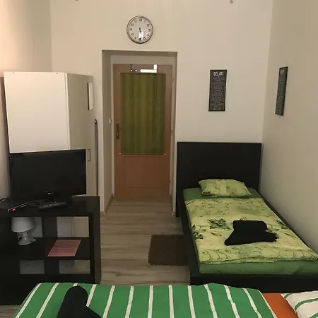 شقة 3 Bed Flat - Sleeps 20 - Smoking - Wifi براغ