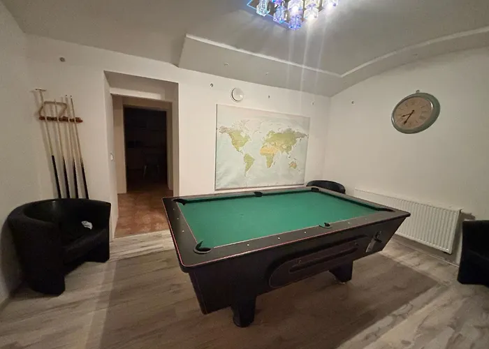 3 Bed Flat - Sleeps 20 - Smoking - Wifi *